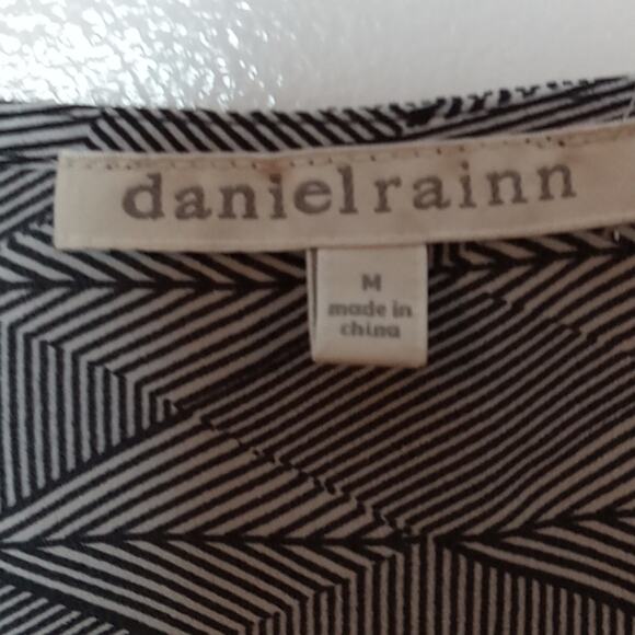 Daniel Rainn Women's Black/White Geo Sleeveless Medium Blouse.  Career, Comfy - Picture 2 of 8